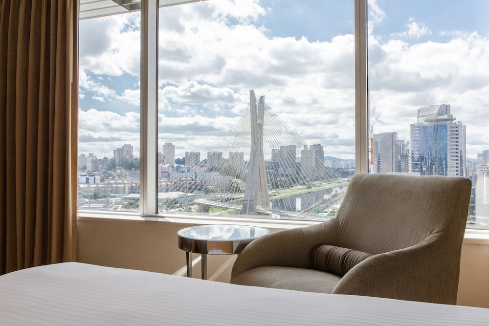 1 cama king con vista al puente del hotel Grand Hyatt Sao Paulo. Foto 2