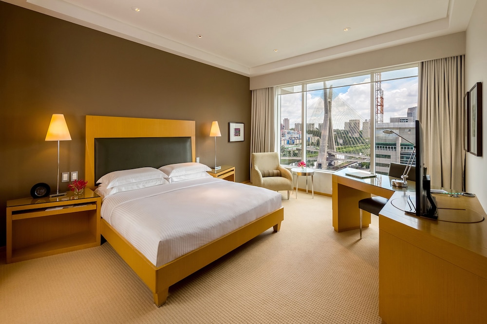 1 cama queen con vista al puente del hotel Grand Hyatt Sao Paulo. Foto 1