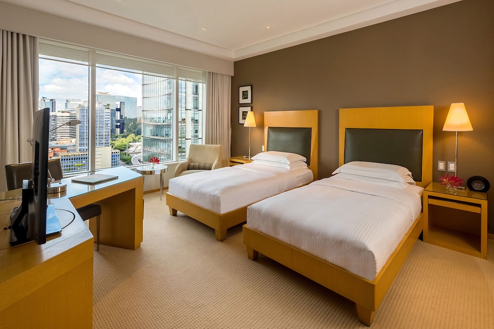 2 camas twin con vista al puente del hotel Grand Hyatt Sao Paulo