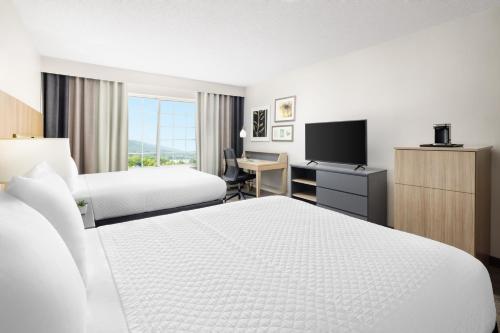 Habitación adaptada para personas con discapacidad - 2 camas grandes - No fumadores del hotel Country Inn & Suites by Radisson, Big Flats (Elmira), NY. Foto 8