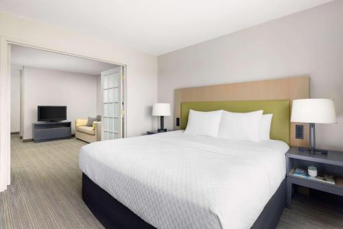 Suite con cama extragrande del hotel Country Inn & Suites by Radisson, Big Flats (Elmira), NY