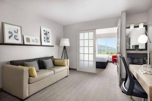 Suite con cama extragrande del hotel Country Inn & Suites by Radisson, Big Flats (Elmira), NY. Foto 2