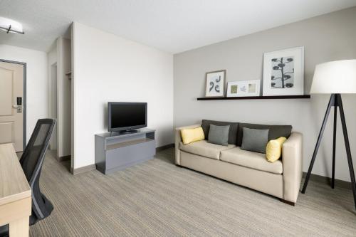 Suite con cama extragrande del hotel Country Inn & Suites by Radisson, Big Flats (Elmira), NY. Foto 10