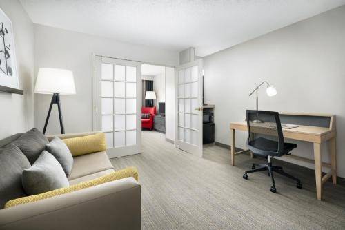 Suite con cama extragrande del hotel Country Inn & Suites by Radisson, Big Flats (Elmira), NY. Foto 11