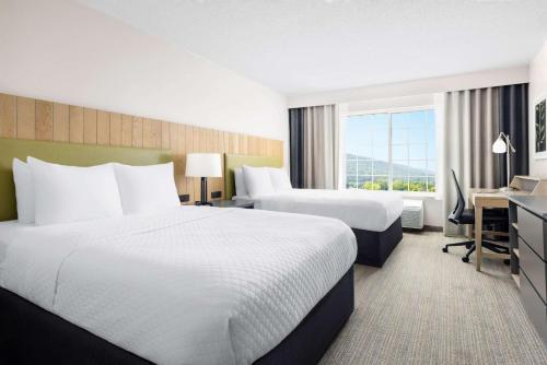 Standard Room - Queen Room with Two Queen Beds del hotel Country Inn & Suites by Radisson, Big Flats (Elmira), NY. Foto 5