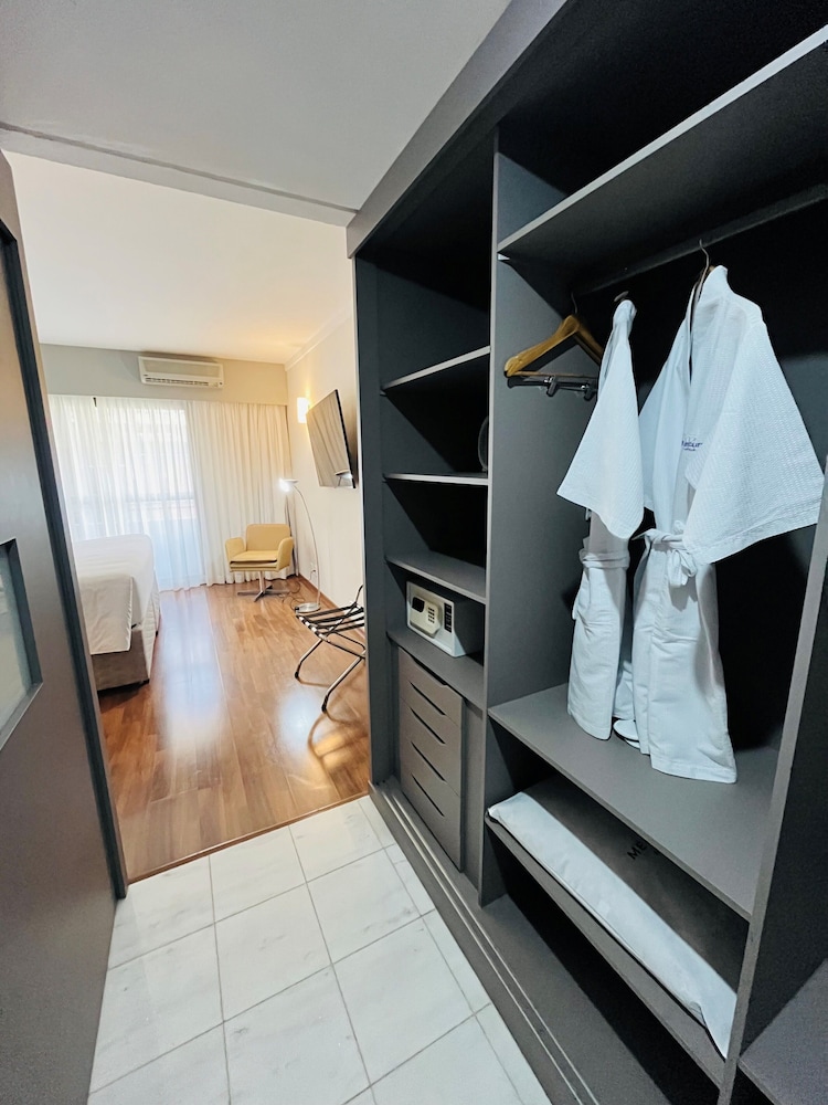 Suite de Lujo, 1 cama King size con sofá cama del hotel Mercure São Paulo Grand Plaza Paulista. Foto 9