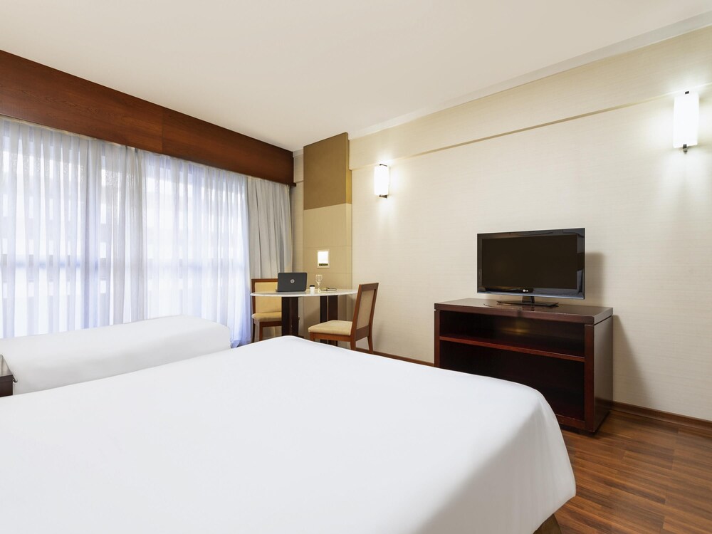 Apartamento estándar con 1 cama queen size y 1 cama individual del hotel Mercure São Paulo Grand Plaza Paulista. Foto 1