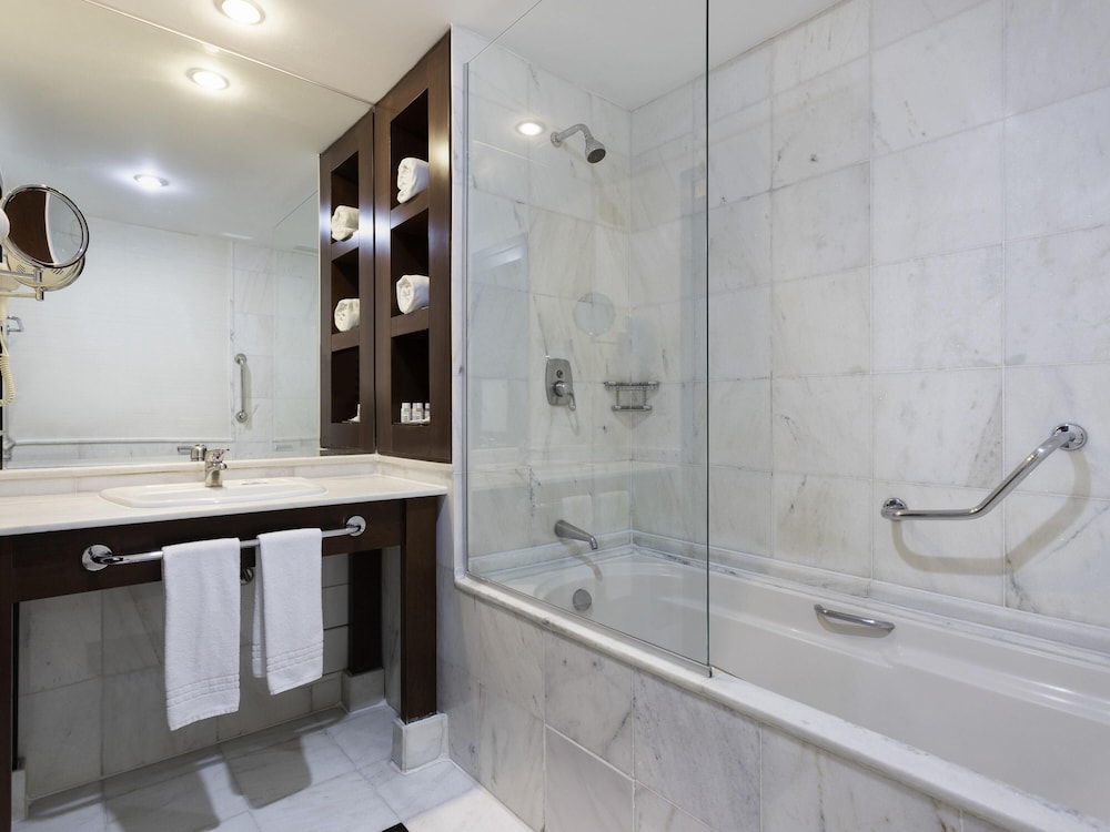 Apartamento estándar con 1 cama queen size y 1 cama individual del hotel Mercure São Paulo Grand Plaza Paulista. Foto 2