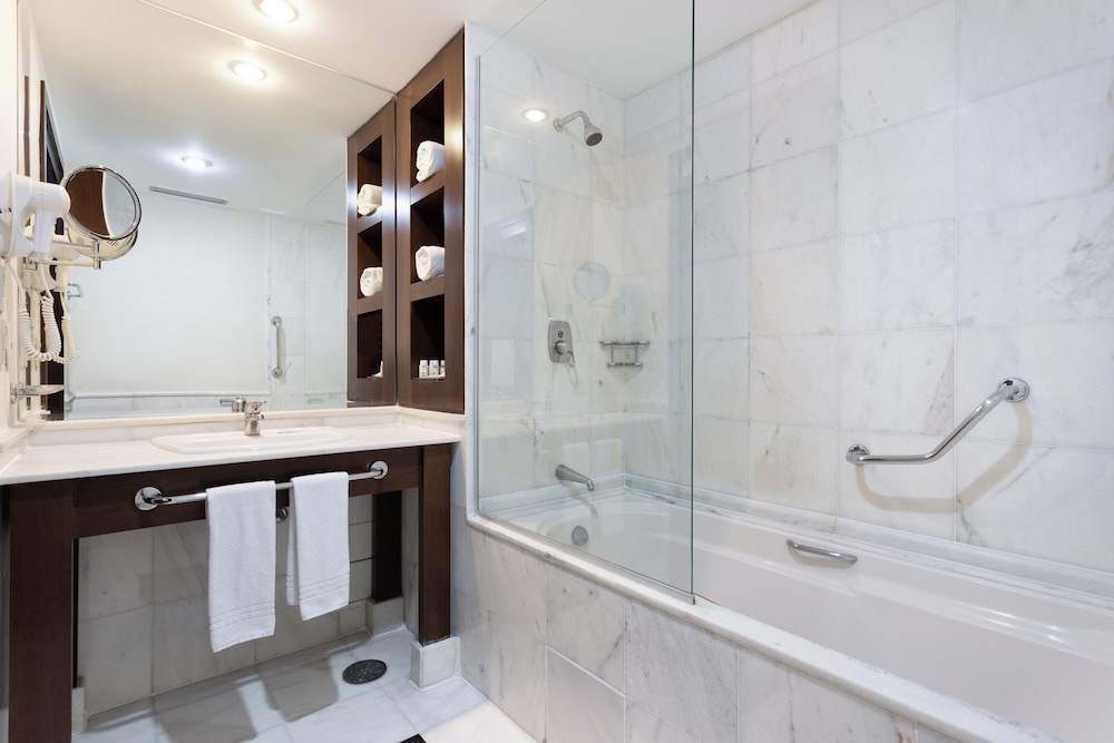 Apartamento estándar con 1 cama queen size y 1 cama individual del hotel Mercure São Paulo Grand Plaza Paulista. Foto 3