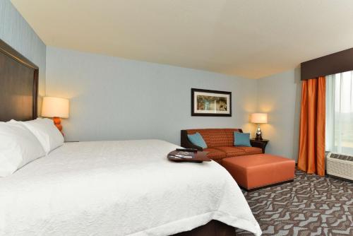 Habitación con cama extragrande y sofá cama - No fumadores del hotel Hampton Inn Corning/Painted Post