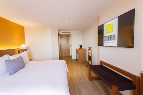 Habitación Superior con cama extragrande del hotel Camino Real Aeropuerto Mexico. Foto 2