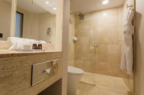 Habitación Superior con cama extragrande del hotel Camino Real Aeropuerto Mexico. Foto 3