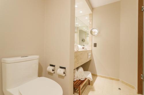 Alojamiento Camino Real Club con cama extragrande y desayuno incluido solo para adultos del hotel Camino Real Aeropuerto Mexico. Foto 3