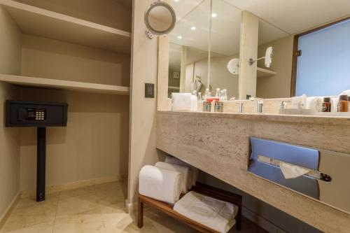 Suite Junior del hotel Camino Real Aeropuerto Mexico. Foto 6