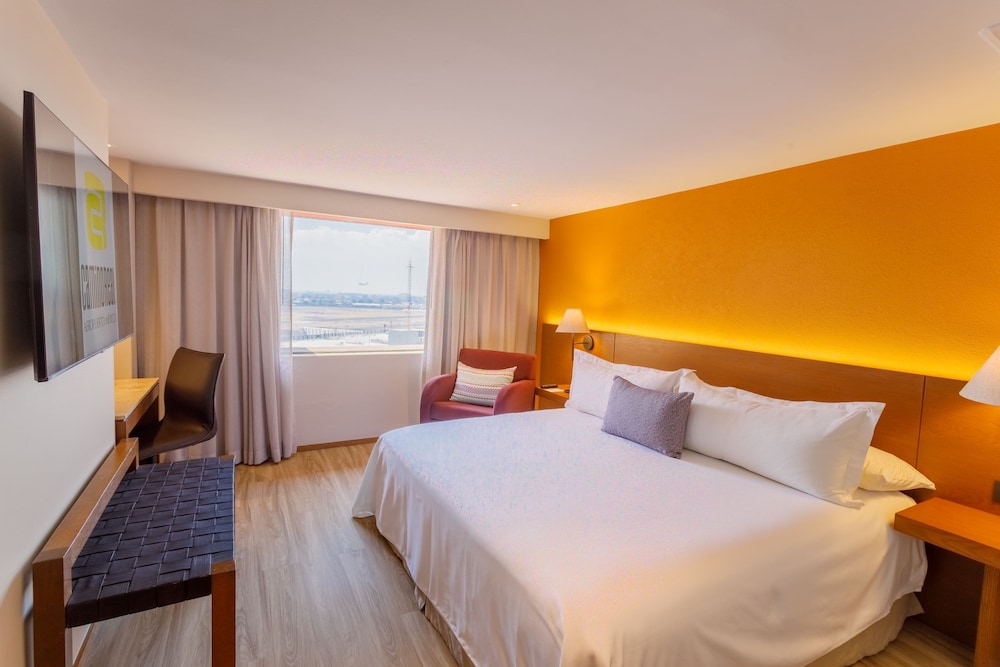 King Deluxe Superior del hotel Camino Real Aeropuerto Mexico