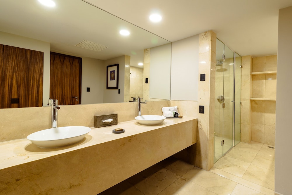 King Master Suite del hotel Camino Real Aeropuerto Mexico. Foto 10