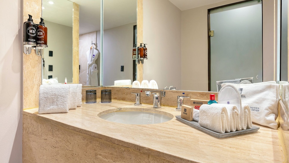 King Master Suite del hotel Camino Real Aeropuerto Mexico. Foto 15