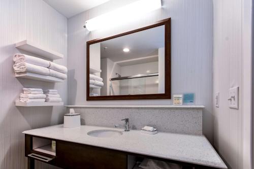 Habitación con cama extragrande y sofá cama - No fumadores del hotel Hampton Inn Lockport - Buffalo. Foto 2