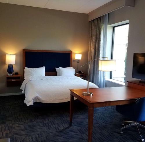 Habitación con cama extragrande y sofá cama - No fumadores del hotel Hampton Inn & Suites Newburgh Stewart Airport. Foto 4