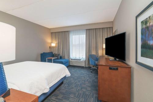 Habitación adaptada para personas de movilidad reducida - No fumadores - Cama extragrande del hotel Hampton Inn & Suites Newburgh Stewart Airport. Foto 3