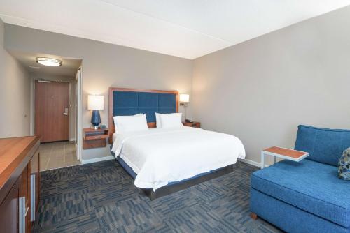 Habitación adaptada para personas de movilidad reducida - No fumadores - Cama extragrande del hotel Hampton Inn & Suites Newburgh Stewart Airport. Foto 4
