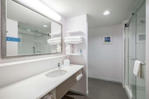 Habitación - 1 cama extragrande - No fumadores del hotel Hampton Inn & Suites Newburgh Stewart Airport. Foto 3