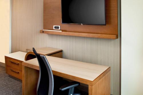 Habitación con cama extragrande y sofá cama - Adaptada para personas con discapacidad auditiva del hotel Courtyard By Marriott Yonkers Westchester County. Foto 1