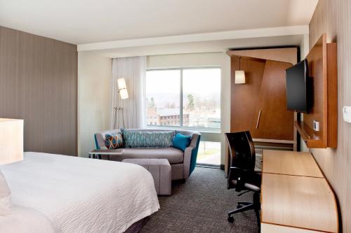 Habitación adaptada para personas con movilidad reducida y discapacidad auditiva con ducha accesible en silla de ruedas y sofá cama - Cama extragrande del hotel Courtyard By Marriott Yonkers Westchester County