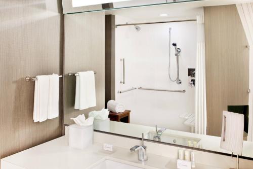 Habitación adaptada para personas con movilidad reducida y discapacidad auditiva con ducha accesible en silla de ruedas y sofá cama - Cama extragrande del hotel Courtyard By Marriott Yonkers Westchester County. Foto 2