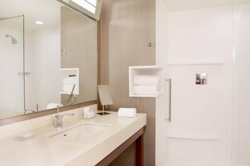Habitación Deluxe con cama extragrande del hotel Courtyard By Marriott Yonkers Westchester County. Foto 3