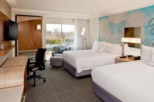 Habitación con cama grande del hotel Courtyard By Marriott Yonkers Westchester County