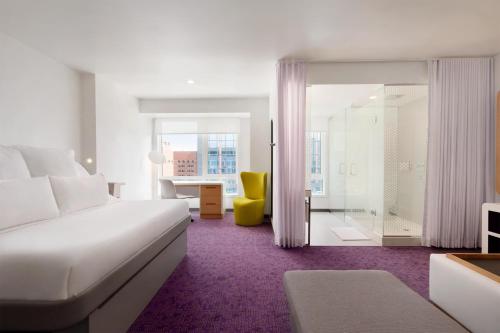 Habitación First Class con cama extragrande del hotel Yotel Boston