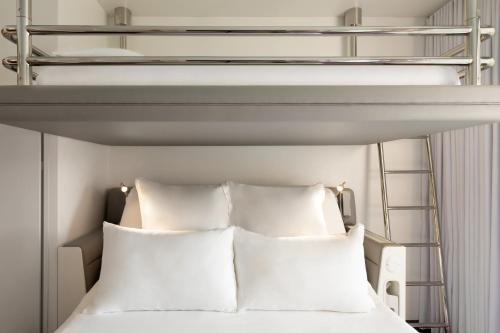 Habitación Premium con cama grande y litera del hotel Yotel Boston