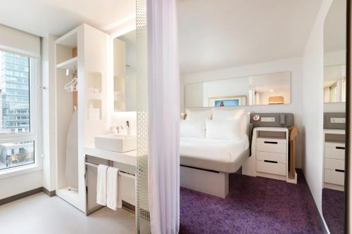 Habitación Esquinera Premium con cama grande del hotel Yotel Boston
