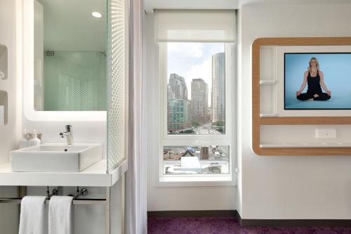Habitación Esquinera Premium con cama grande del hotel Yotel Boston. Foto 1