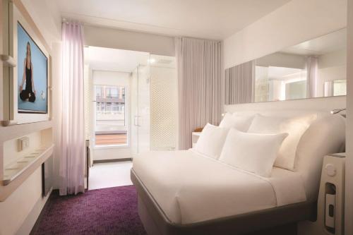 Habitación Premium con cama grande y vistas parciales al puerto del hotel Yotel Boston. Foto 2