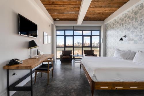 Habitación con cama extragrande y vistas a Manhattan del hotel Wythe