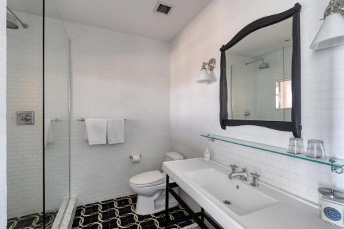 Habitación con cama extragrande y vistas a Manhattan del hotel Wythe. Foto 1