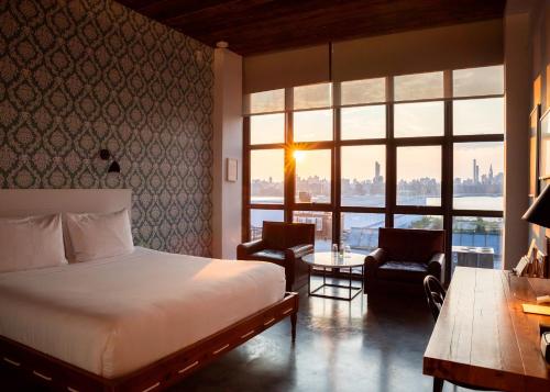 Habitación con cama extragrande y vistas a Manhattan del hotel Wythe. Foto 2