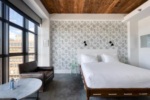 Habitación con cama extragrande y vistas a Manhattan del hotel Wythe. Foto 3