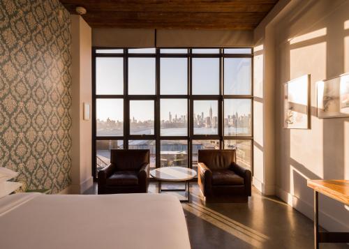 Habitación con cama extragrande y vistas a Manhattan del hotel Wythe. Foto 4