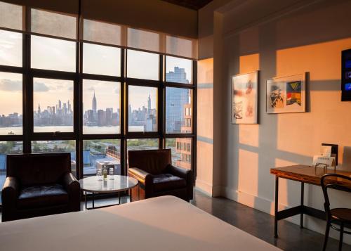 Habitación con cama extragrande y vistas a Manhattan del hotel Wythe. Foto 6