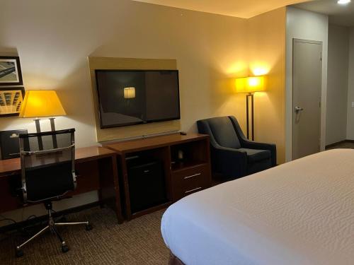 Habitación con bañera adaptada para personas de movilidad reducida y con discapacidad auditiva - No fumadores - 1 cama extragrande del hotel Days Inn By Wyndham Brooklyn Marine Park. Foto 1