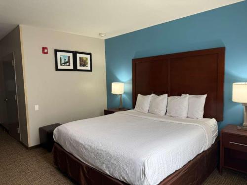 Habitación con bañera adaptada para personas de movilidad reducida y con discapacidad auditiva - No fumadores - 1 cama extragrande del hotel Days Inn By Wyndham Brooklyn Marine Park. Foto 4