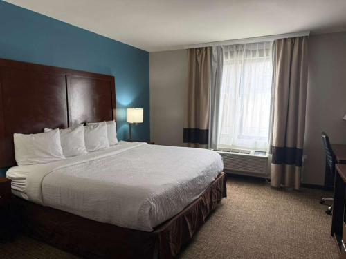 Habitación con bañera adaptada para personas de movilidad reducida y con discapacidad auditiva - No fumadores - 1 cama extragrande del hotel Days Inn By Wyndham Brooklyn Marine Park. Foto 5