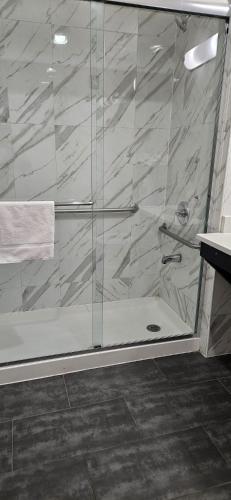 Habitación con 2 camas grandes - No fumadores del hotel Days Inn By Wyndham Brooklyn Marine Park. Foto 2