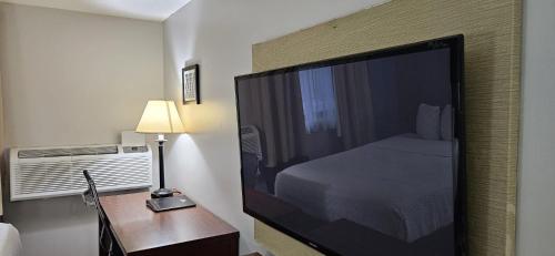 Habitación con 2 camas grandes - No fumadores del hotel Days Inn By Wyndham Brooklyn Marine Park. Foto 4