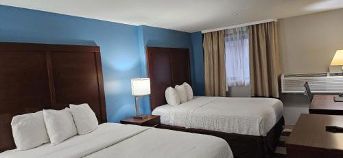 Habitación con 2 camas grandes - No fumadores del hotel Days Inn By Wyndham Brooklyn Marine Park. Foto 5