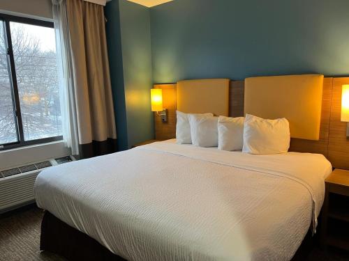 Habitación - 1 cama extragrande - No fumadores del hotel Days Inn By Wyndham Brooklyn Marine Park. Foto 2