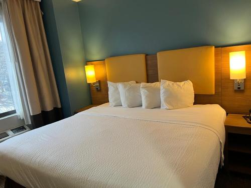 Habitación - 1 cama extragrande - No fumadores del hotel Days Inn By Wyndham Brooklyn Marine Park. Foto 3